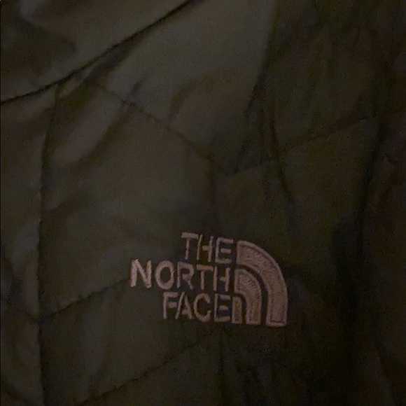 Gently used woman’s northface jacket - Picture 2 of 3